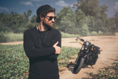Siyah motosiklet ile yakışıklı genç adam Portresi