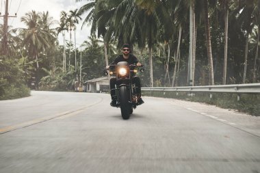 palmiye ağaçları yol sürme motosiklet. bir motosiklet tur yolculuğunda boş yol sürüş.