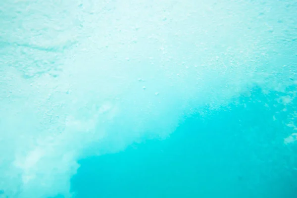 Imagen de fondo de la superficie del agua, mar azul, burbujas —  Fotos de Stock