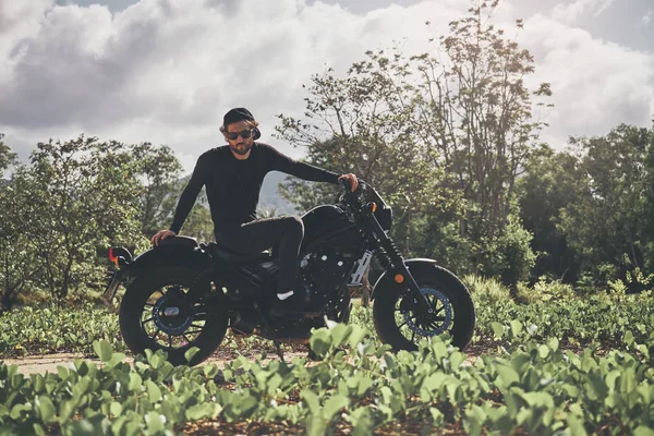 Gutaussehender Biker-Mann in schwarzer Kleidung sitzt auf einem klassischen Café-Racer-Motorrad. Sonderanfertigung Motorrad — Stockfoto