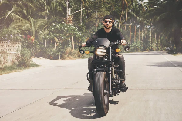 palmiye ağaçları yol sürme motosiklet. bir motosiklet tur yolculuğunda boş yol sürüş.