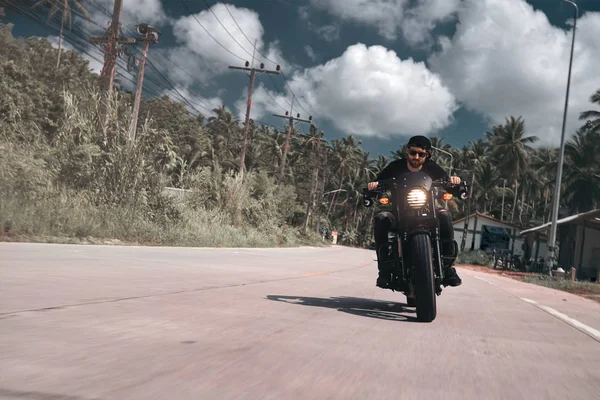 Moto en las palmeras carretera a caballo. conducir el camino vacío en un viaje en motocicleta . —  Fotos de Stock