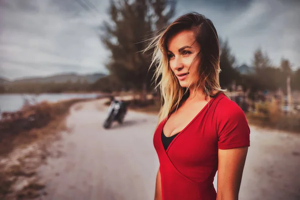 Outdoor Lifestyle Portret młodej seksownej kobiety w czerwonym bikini w pobliżu jej rocznika zwyczaj motocykl — Zdjęcie stockowe