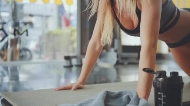 Athlétique belle femme fait push-ups dans le cadre de sa forme physique au ralenti — Video