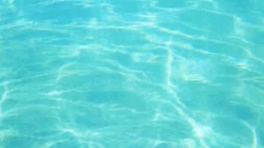 Mavi ve parlak su güneş yansıması ile