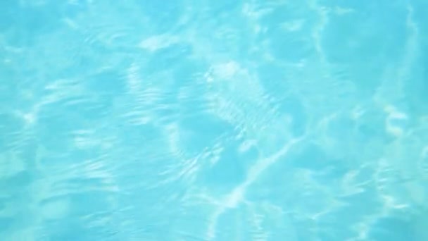 Acqua di mare blu e brillante con riflesso del sole — Video Stock