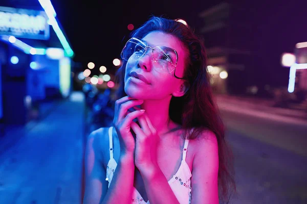 fütüristik neon ışık gözlüklü güzel bir genç kadın portresi