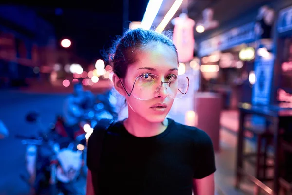 Porträt einer schönen Frau im Neonlicht. Nacht Stadt Straße erschossen — Stockfoto