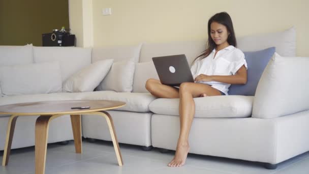 Piękna Tajska kobieta Freelancer pracy z laptopem w domu — Wideo stockowe