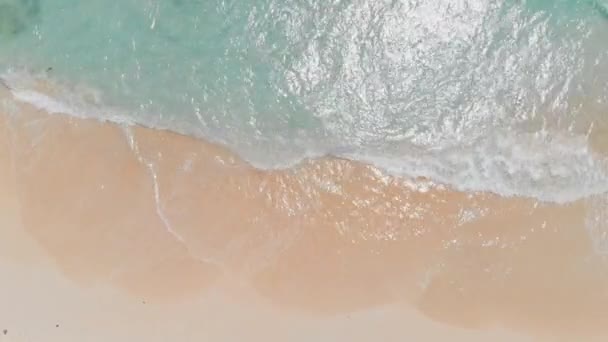 Vue aérienne des vagues de mer sur la plage tropicale 