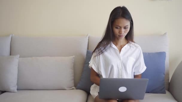 Красива тайська жінка фрілансер, що працює з ноутбуком вдома — стокове відео