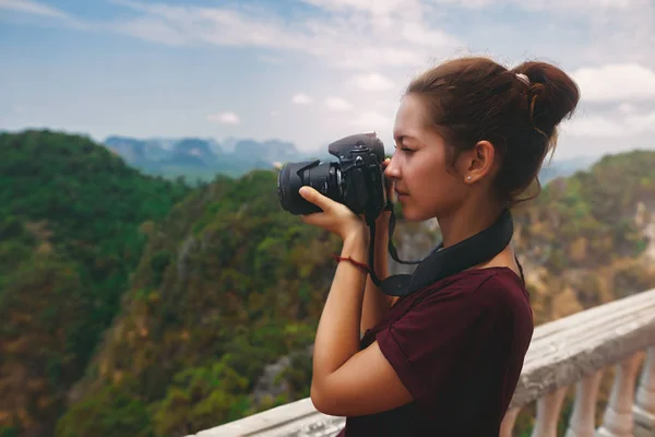 Jeune femme photographe tirant sur la vue impressionnante — Photo