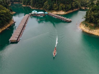 Tayland Cheo lan Gölü üzerinde Yüzen köyün havadan görünümü