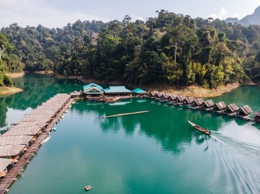Tayland Cheo lan Gölü üzerinde Yüzen köyün havadan görünümü
