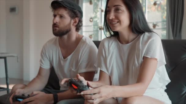 男人和女人玩视频游戏在家里 — 图库视频影像