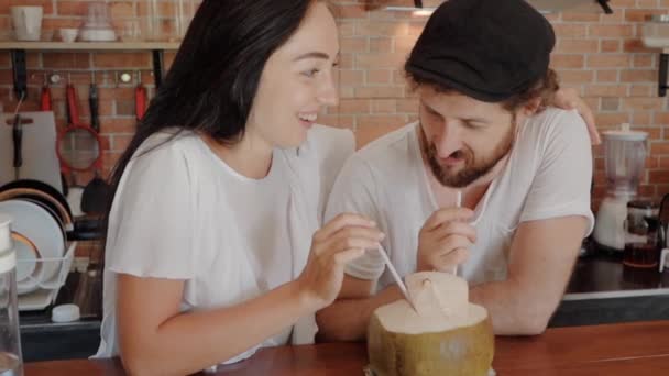 Primer plano de la joven pareja disfrutando de su tiempo bebiendo un coco fresco — Vídeo de stock