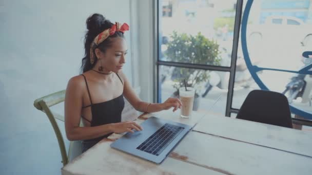 Femme travaillant sur son ordinateur portable — Video