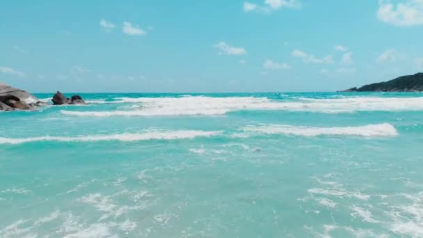 Drone vuela hacia el horizonte sobre las olas del mar — Vídeo de stock
