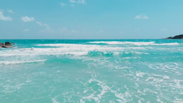 Olas formándose en el océano bajo un cielo azul aéreo — Vídeos de Stock
