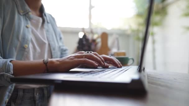 Женщина-фрилансер, работающая над ноутбуком, крупным планом — стоковое видео
