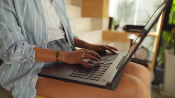 Женщина сидит и работает над своим ноутбуком — стоковое видео