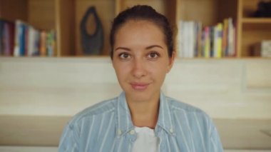 Kadın gülümsüyor ve kameraya bakıyor