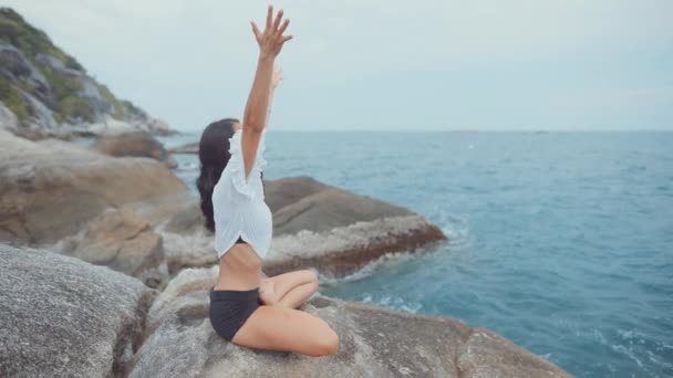 Donna meditando in riva al mare — Video Stock