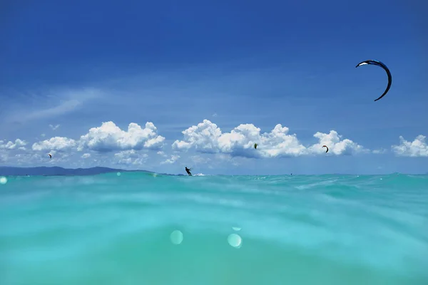 Un groupe de kitesurfeurs dans la mer — Photo