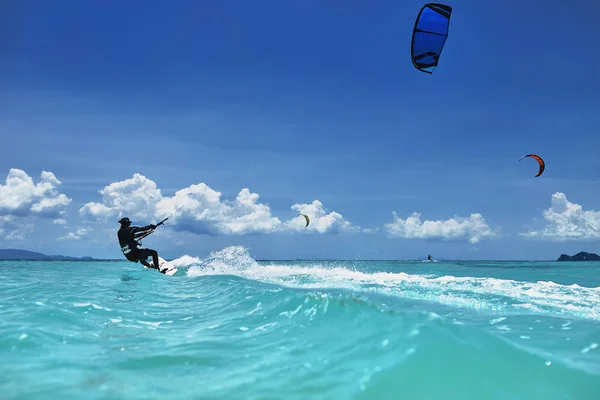 Kite surfing v moři — Stock fotografie