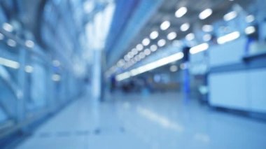 Terminalde yürüyen insanların odaksız görüntüsü