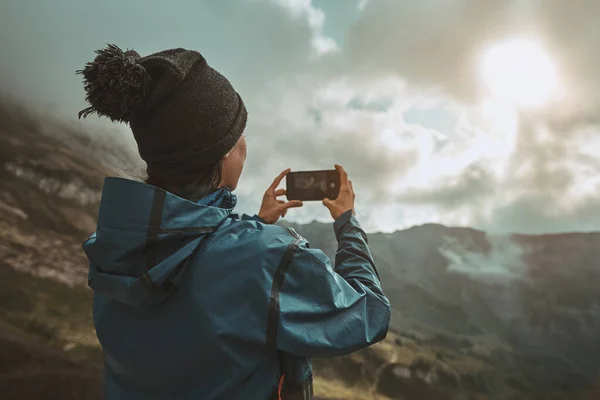 Turistka fotí na smartphonu v horách — Stock fotografie
