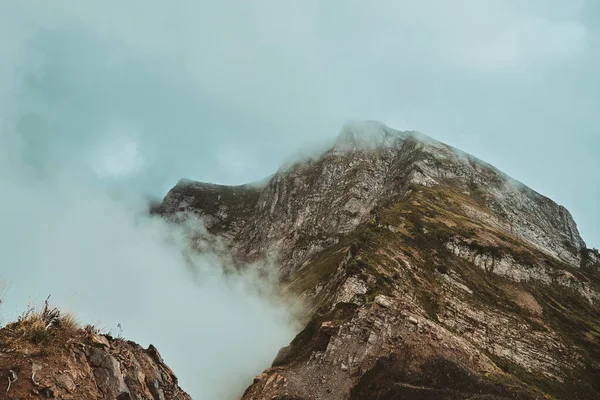Höga berg i molnen — Stockfoto