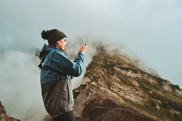 Turistka fotí na smartphonu v horách — Stock fotografie