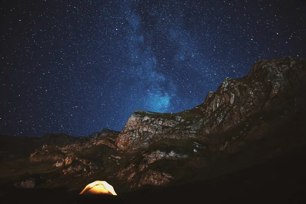 Astrofotografi, Vintergatan sträcker sig över tältet högt uppe i bergen — Stockfoto