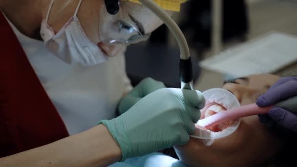 Dentista en el trabajo con paciente — Vídeos de Stock