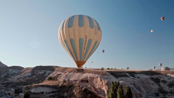 Cappadocia Turchia - 2 ottobre 2019. Goreme Turchia. volo in mongolfiera in Cappadocia la mattina presto — Video Stock
