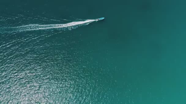 Вид с воздуха на небольшой корабль, движущийся на остров — стоковое видео