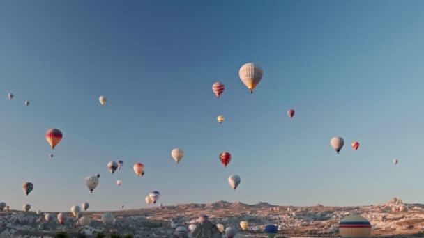 Capadócia Turquia 2 de outubro de 2019. Goreme Turkey. voo de balão de ar quente na Capadócia no início da manhã — Vídeo de Stock