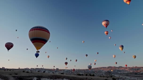 Capadócia Turquia 2 de outubro de 2019. Goreme Turkey. voo de balão de ar quente na Capadócia no início da manhã — Vídeo de Stock
