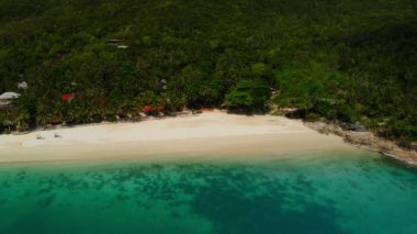 Adadaki sahilin havadan görünüşü