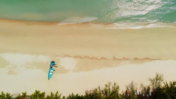 Letecký pohled na prázdnou pláž na ostrově — Stock video