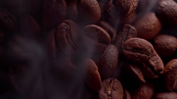 Granos de café se tuestan, el humo proviene de granos de café — Vídeos de Stock