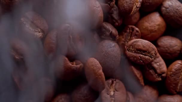 kávová zrna jsou pečená, kouř pochází z kávových zrn