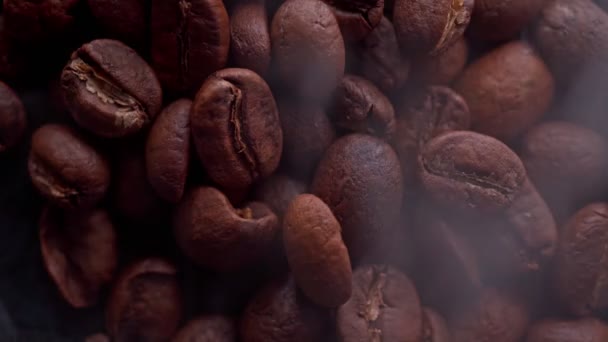 Kaffebönor rostas, rök kommer från kaffebönor — Stockvideo