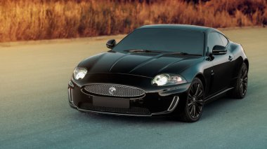 Gün batımında Jaguar XK Coupe