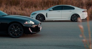 Gün batımında Jaguar XK Coupe