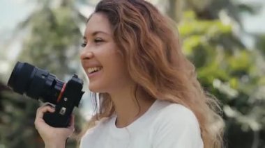 Ormanda bir kadın fotoğrafçının etrafında dönüyor.