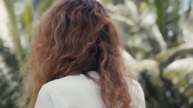 Telefonla konuşan bir kadının etrafında dönüyor.