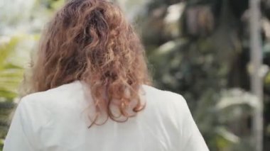 Mesaj atarken etrafında dönen bir kadın.