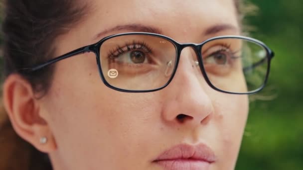 Mujer bonita leer el mensaje en sus gafas inteligentes — Vídeo de stock